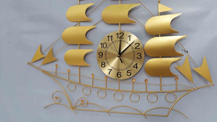 Đồng hồ trang trí phòng khách: cách chọn & treo đúng 3