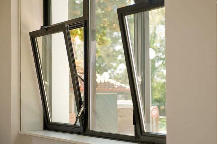 2. cửa sổ cầu thang