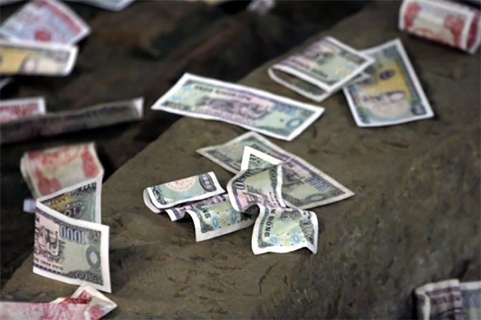 Không vứt tiền bạc lung tung